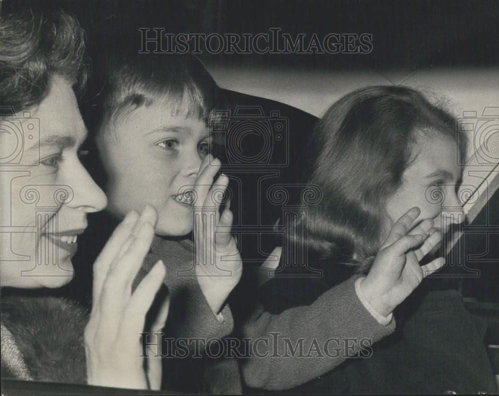 1965 Press Photo Royal Family Leaving For Christmas At Windsor Castle - Historic Images