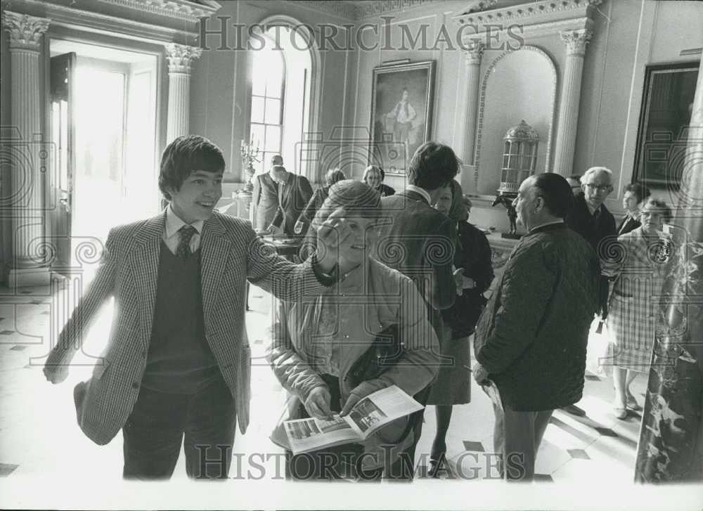 1976 Press Photo Visitors to Newly Re-Opened Chicheley Hall - Historic Images