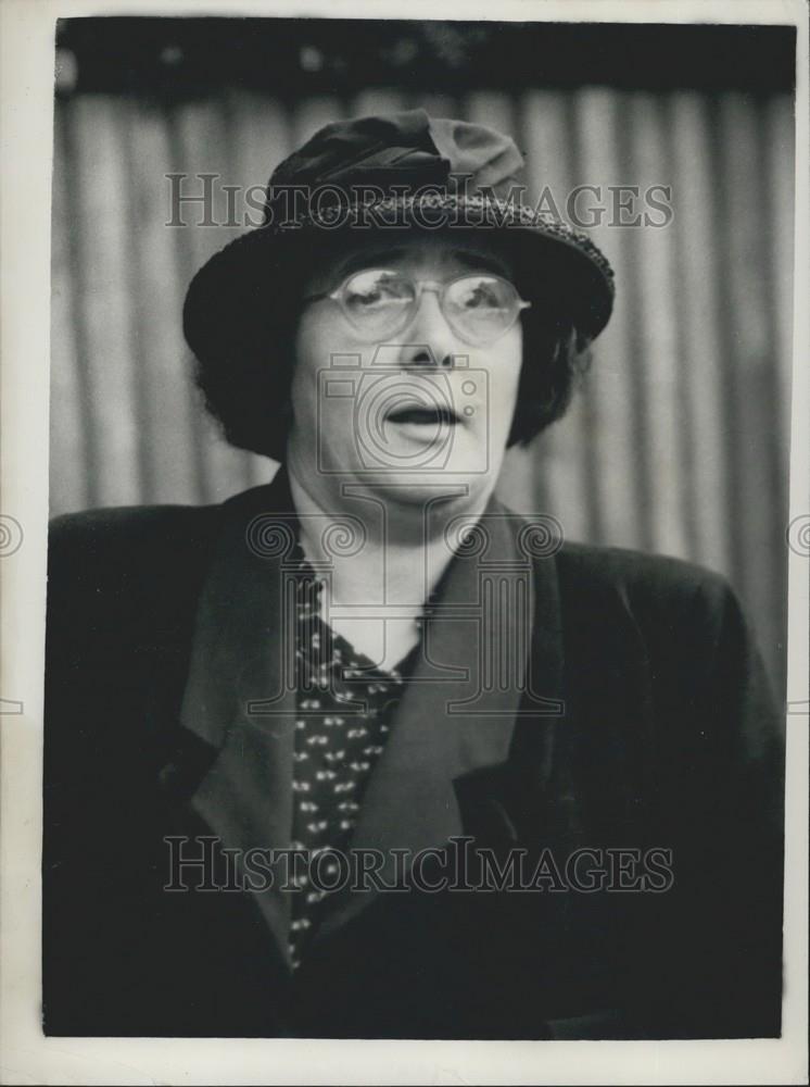 1953 Press Photo Burial Fee In Village Churchyard Accusations Against Country Vi - Historic Images