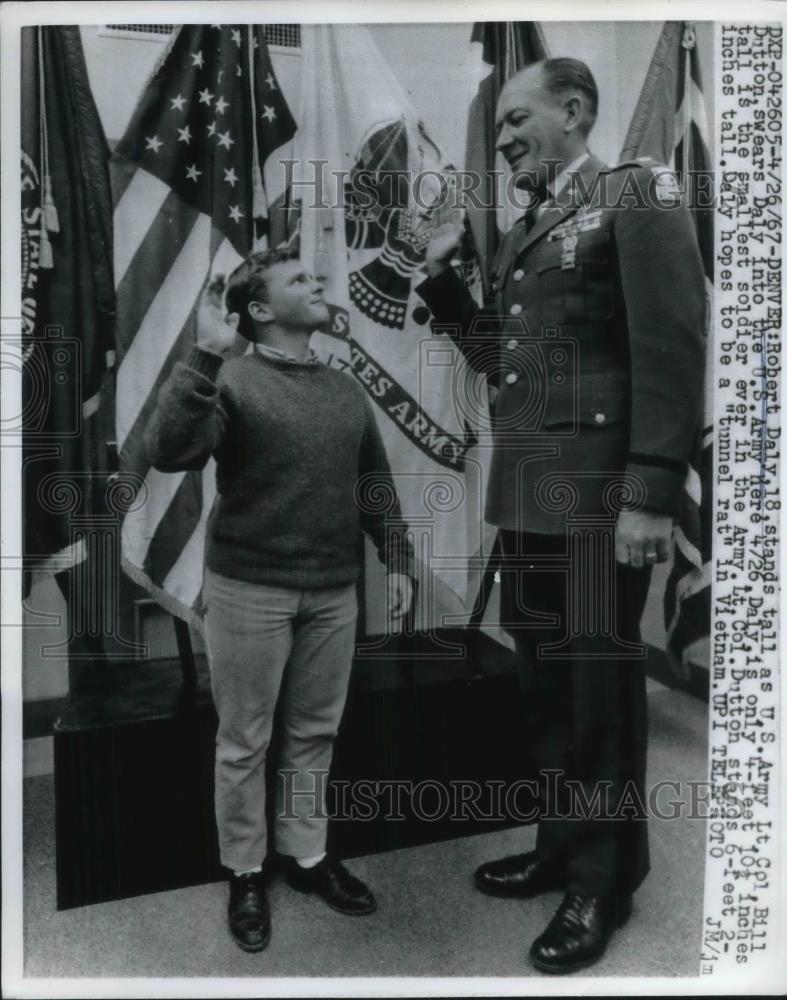 1967 Press Photo Denver, Colo. Lt Col BillDutton swears Rbt Daly into Army - Historic Images