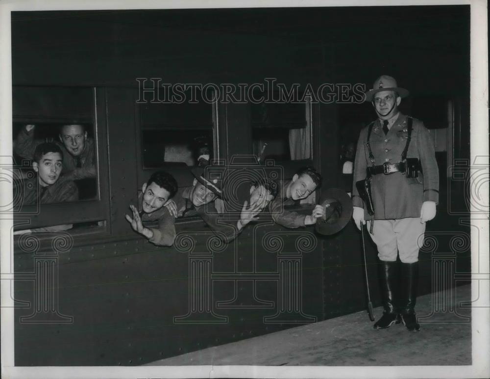 1937 Press Photo Capt. WC Leopoldt supervise 7th Regiment entrain to Pine Camp - Historic Images