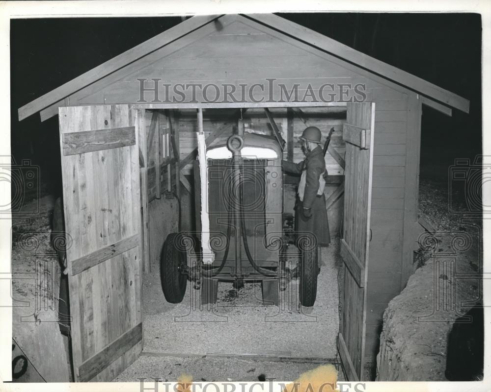 1943 Press Photo Somewhere on the East coast, soldier &amp; generator for Defense Co - Historic Images