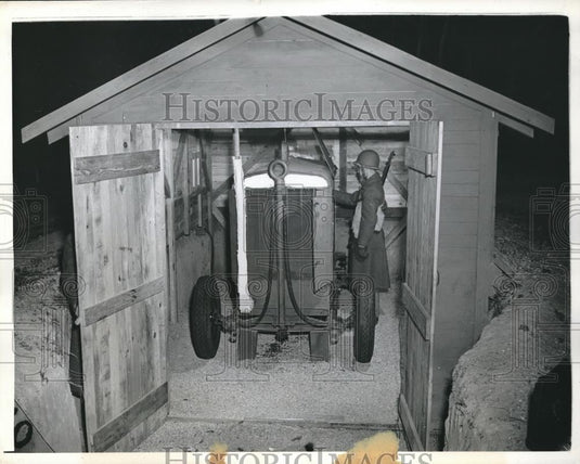 1943 Press Photo Somewhere on the East coast, soldier & generator for Defense Co - Historic Images