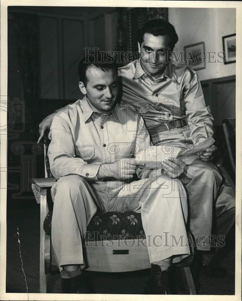 1942 Press Photo Pvt SA Bruno, two men with same name &amp; letter from home - Historic Images