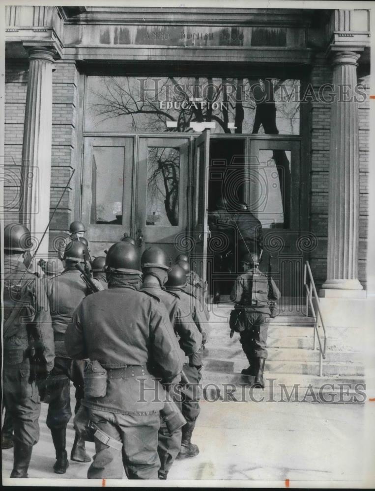 1969 Press Photo Madison, Wis. Natl Guardsmen at Univ of Wis at student strike - Historic Images