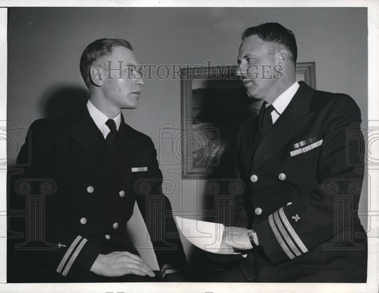1943 Press Photo Navy Chaplain Lt. Prescott Wintergreen and Cmdr.James Claypool. - Historic Images