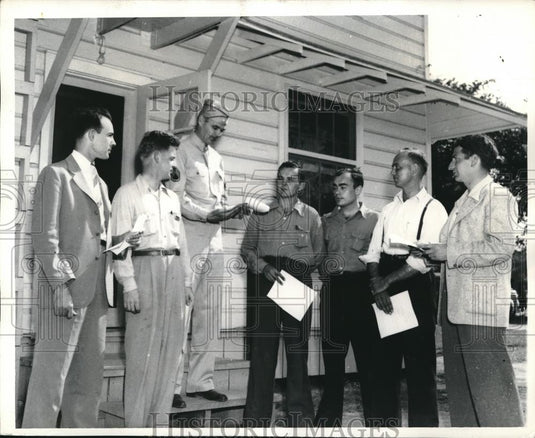 1943 Press Photo Aviation Cadets listen to travel orders at Fprt Hayes Columbus. - Historic Images