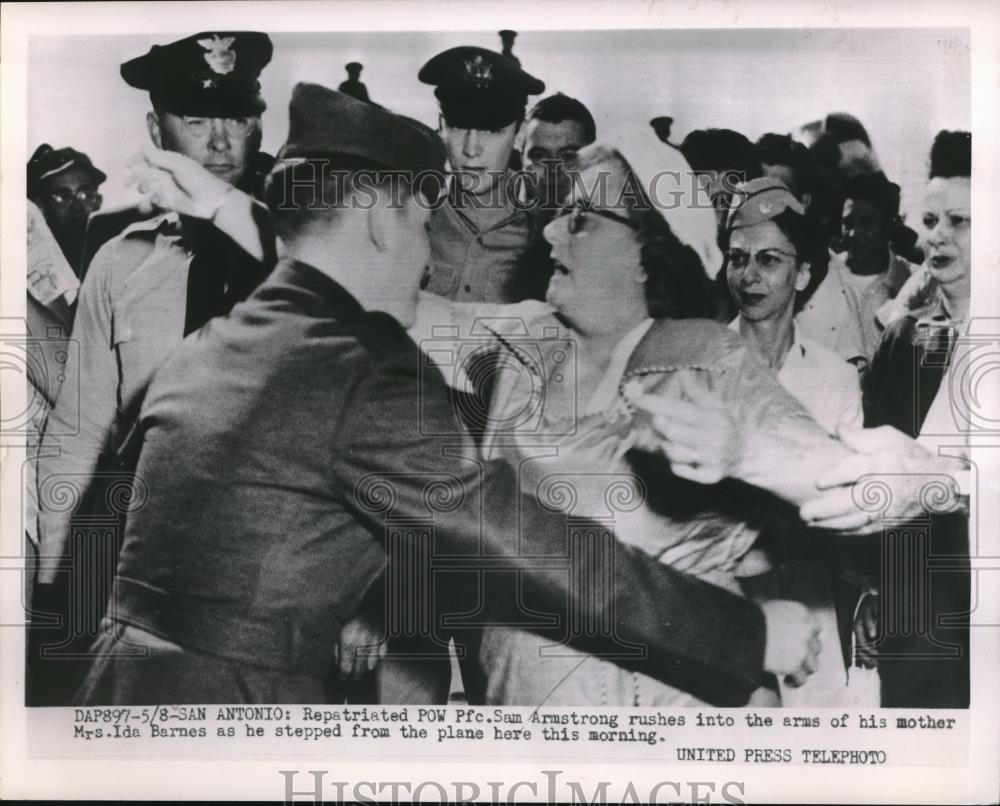 1953 Press Photo Repatriated POW Pfc Sam Armstong reunited with his Mother. - Historic Images