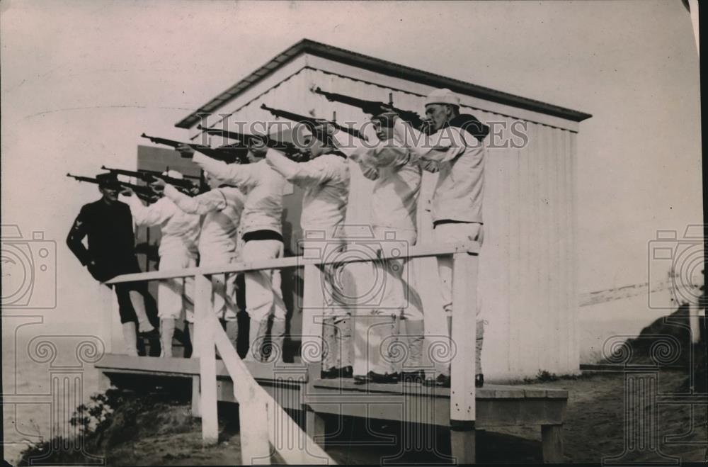 1919 Press Photo U.S. Naval Recruits practice firing at firing range. - Historic Images