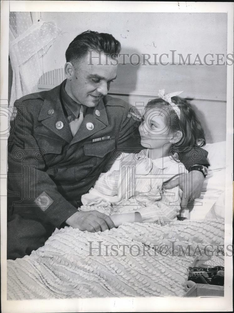 1946 Press Photo Milwaukee, Wis Cpl Albert Hammond Jr &amp; daughter Pat age 7 - Historic Images