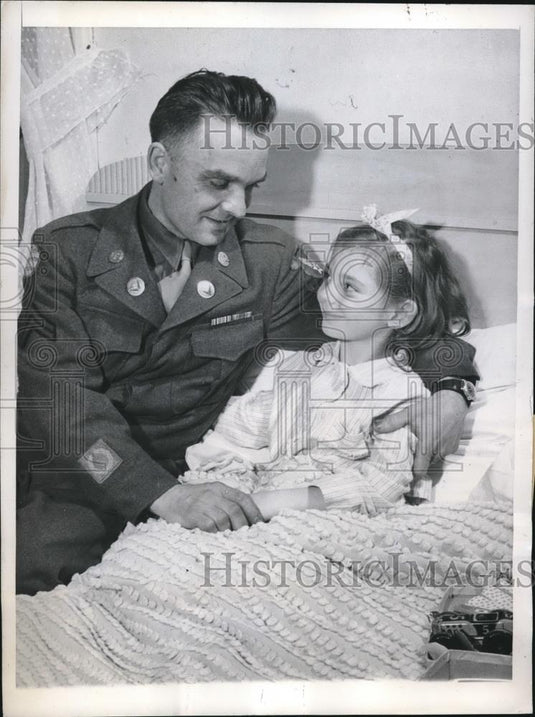 1946 Press Photo Milwaukee, Wis Cpl Albert Hammond Jr & daughter Pat age 7 - Historic Images