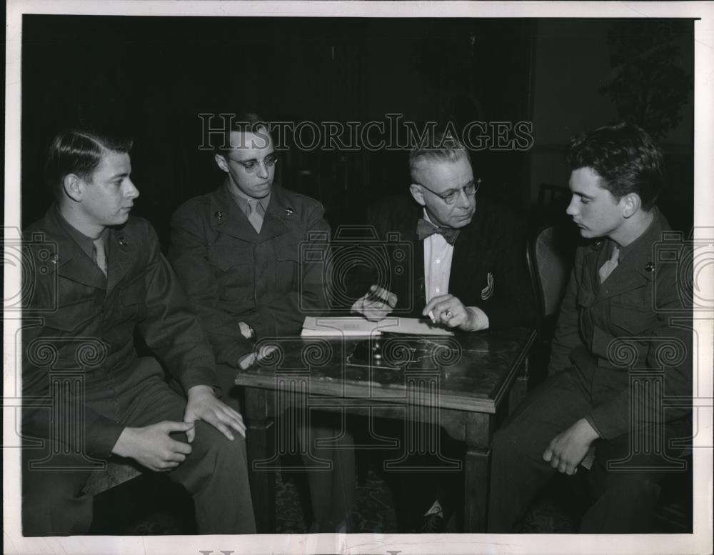 1946 Press Photo Berlin, Germany Corp CW Alexander,Pfc W Simpson,Mr Leech - Historic Images