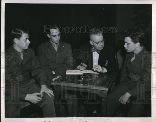 1946 Press Photo Berlin, Germany Corp CW Alexander,Pfc W Simpson,Mr Leech - Historic Images