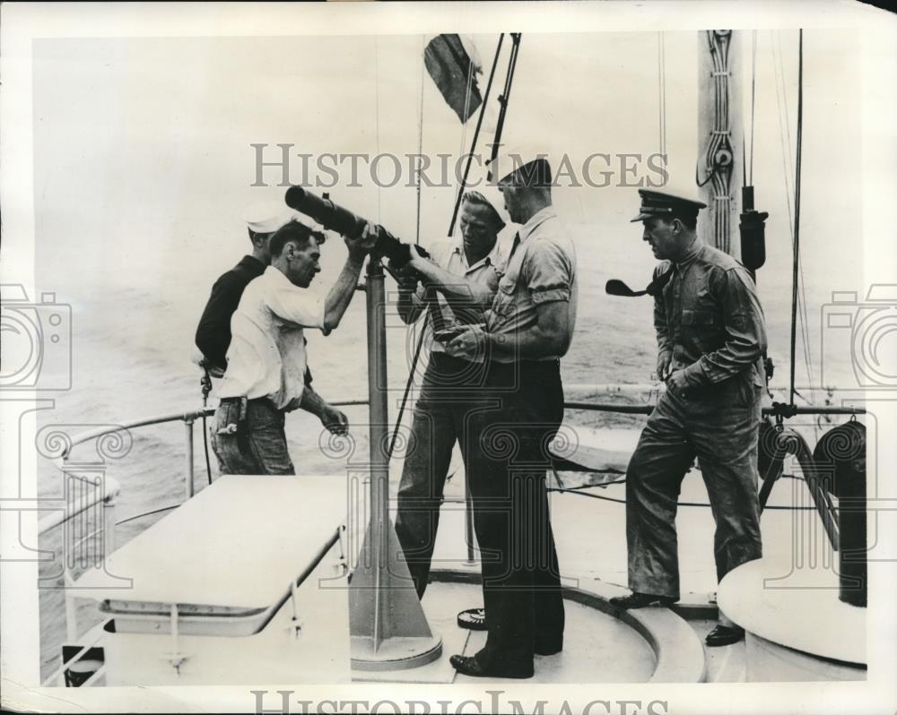 1941 Press Photo Executive Officer Warren Kilpatrick views the US Minesweeper - Historic Images