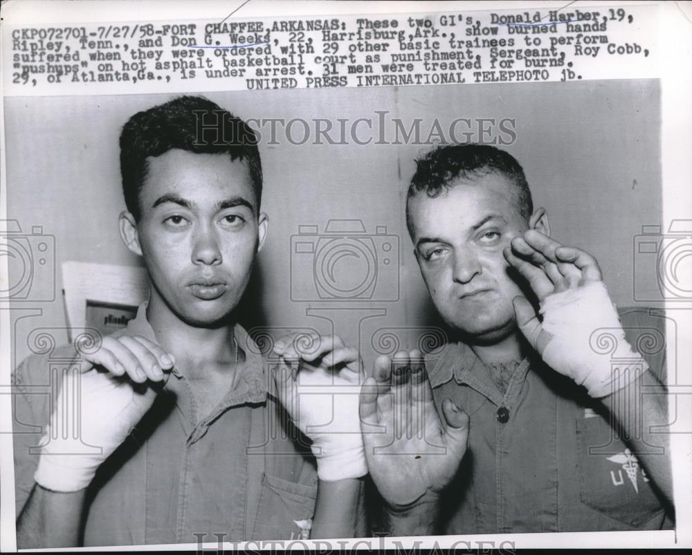 1958 Press Photo Ft Chaffee, Ark Donald Harber, Don Weeks, burned hands - Historic Images