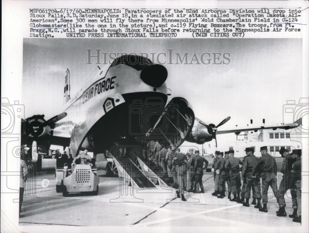 1960 Press Photo Minneapolis, Minn Paratroopers of 82nd Airborne and a C-124 - Historic Images