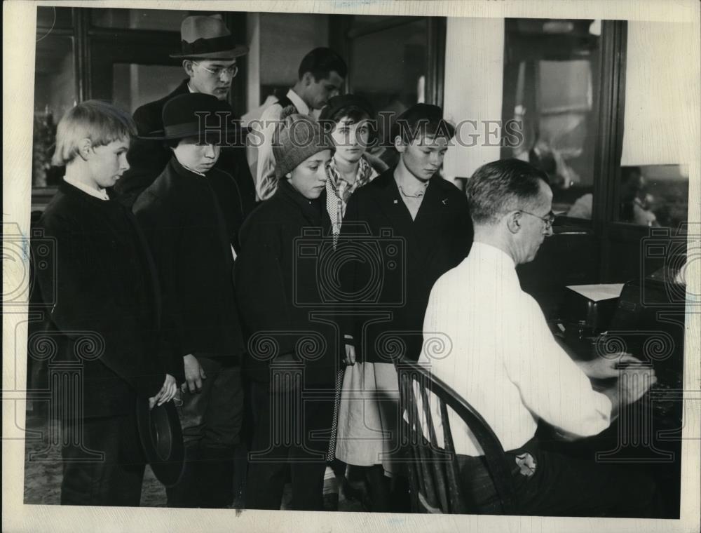 1934 Press Photo of Henry Hostetler, David Detweiler, Irene Cseh, - Historic Images