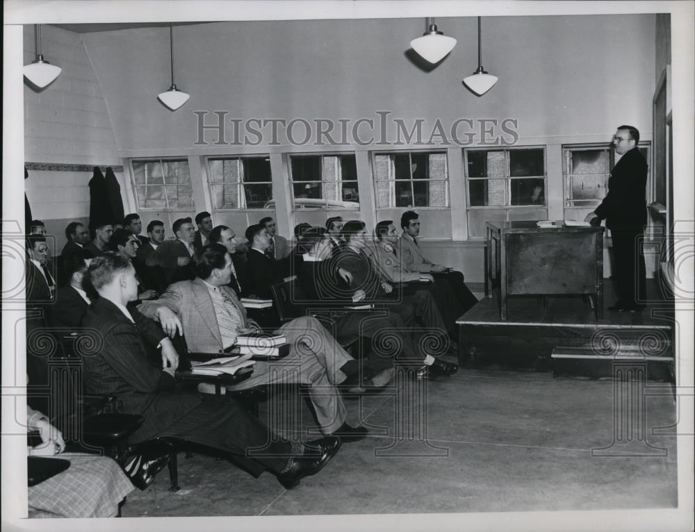 1949 Press Photo A class held in a Quonset hut at St. John&#39;s University - Historic Images