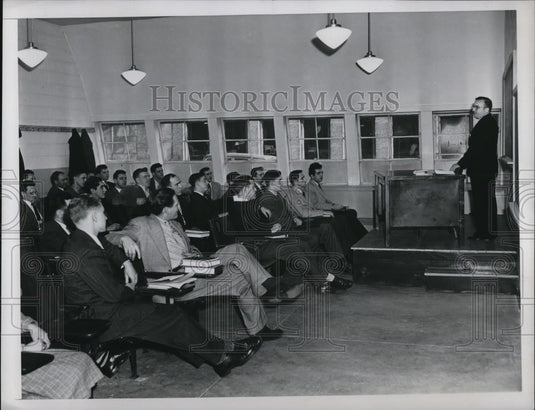 1949 Press Photo A class held in a Quonset hut at St. John's University - Historic Images