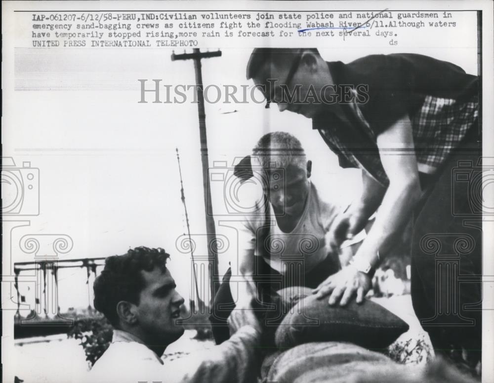 1958 Press Photo Volunteers Joining Police and National Guardsmen Against Flood - Historic Images