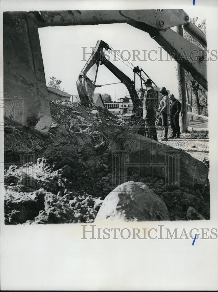 1969 Press Photo Digging Mohawk Indians at St.Regis - Historic Images