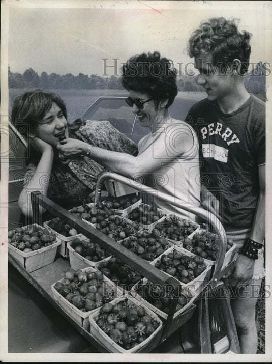 1973 Press Photo Mrs. Betty Schlauch, Tina 16, and Doug 14. With their harvest - Historic Images