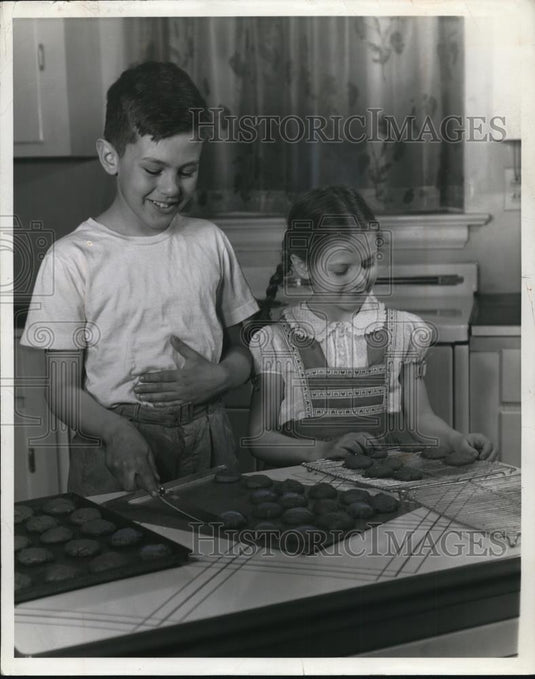 1944 Press Photo of two children baking cookies. - Historic Images