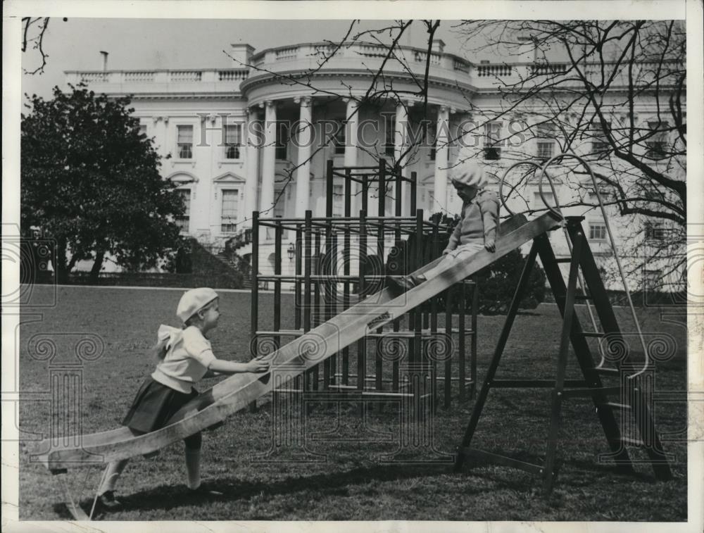 1933 Press Photo Sistie and Buzzie Enjoy Themselves on White House Lawn - Historic Images