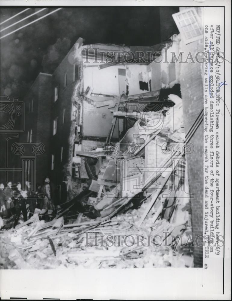 1958 Press Photo of firemen searching debris of an apartment building that - Historic Images