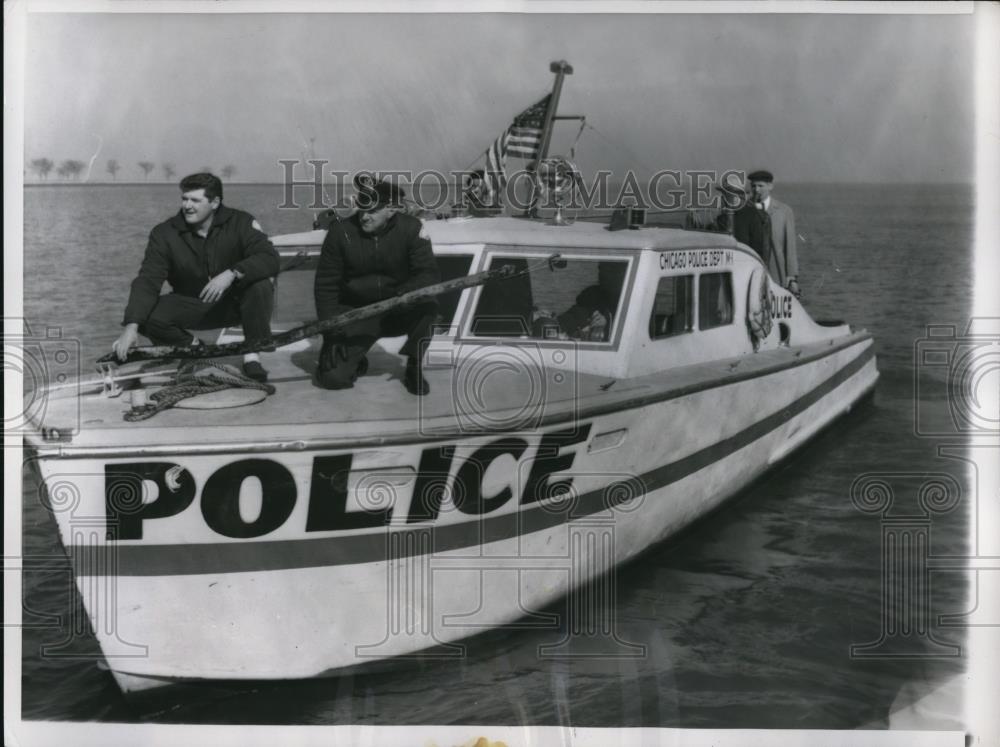 1959 Press Photo Officers Richard McKalvy and Arthur Broskin on a police boat - Historic Images