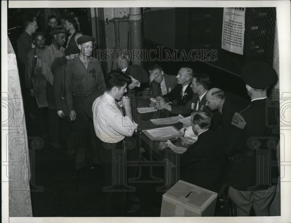 1941 Press Photo Workers of Ford Motor Company River Rouge Plant joins the union - Historic Images