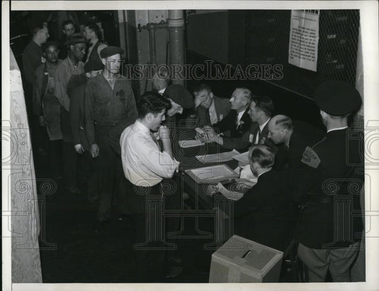 1941 Press Photo Workers of Ford Motor Company River Rouge Plant joins the union - Historic Images