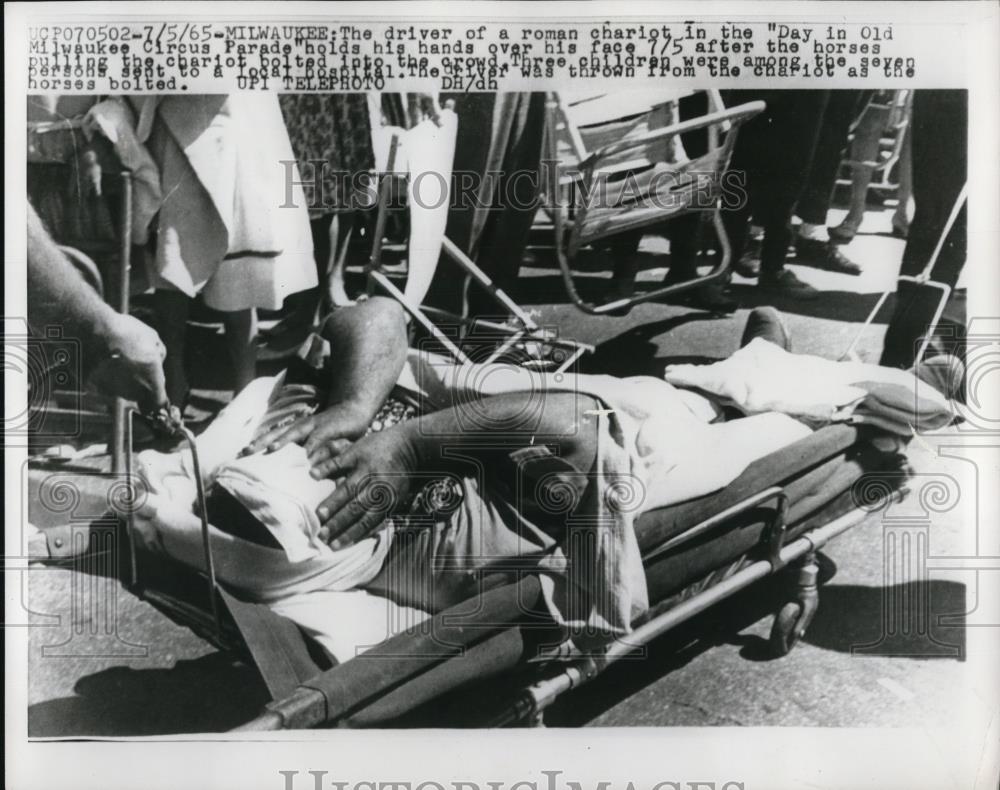 1965 Press Photo Driver of a wrecked roman chariot at Milwaukee Circus Parade - Historic Images