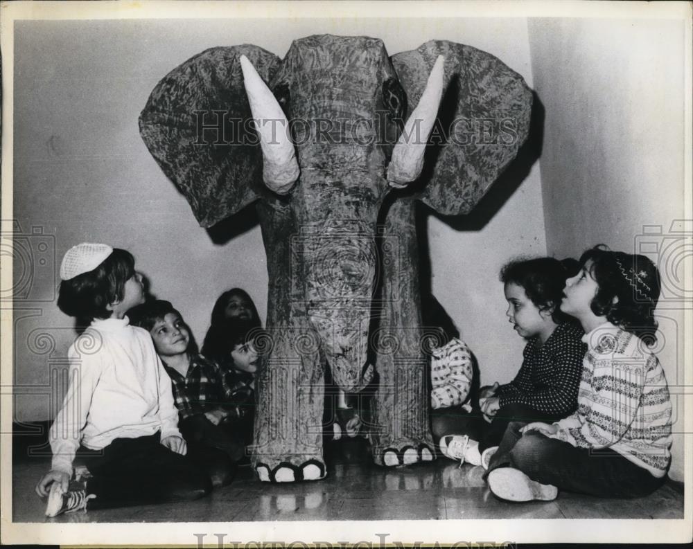 1974 Press Photo of a papier mache elephant made my the students of - Historic Images