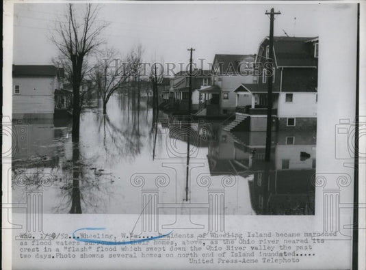 1952 Press Photo Flood waters surrounding the houses in Wheeling - Historic Images