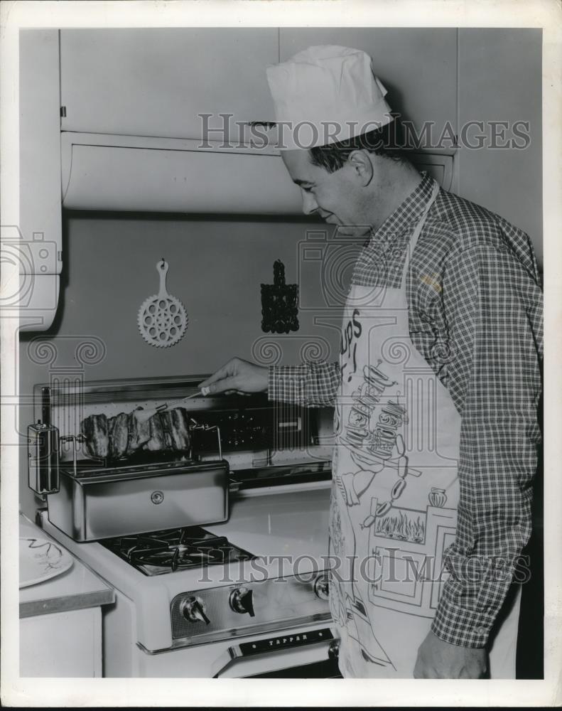 1958 Press Photo of a man cooking - Historic Images