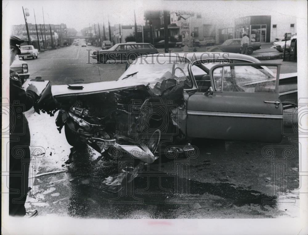 1968 Press Photo Car Crash at E. 93rd Street - Historic Images