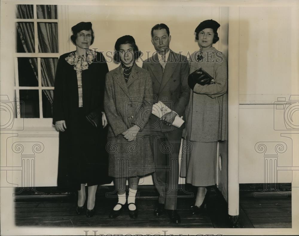 1935 Press Photo Mrs.John MacMurray U.S. Minsiter to Baltic States with family - Historic Images