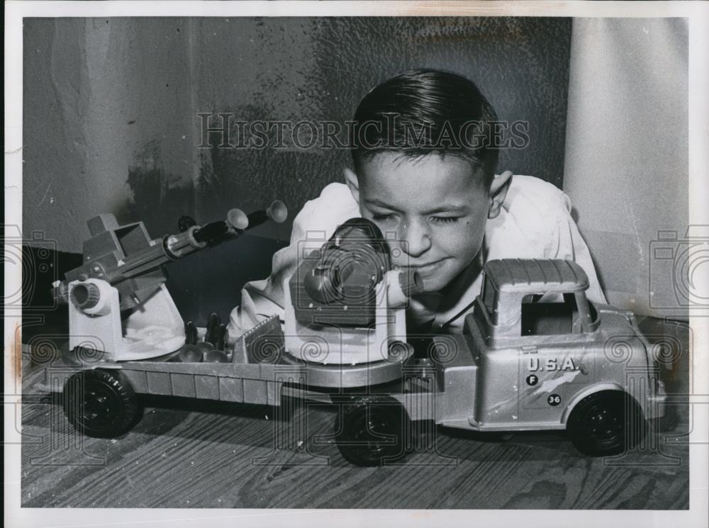 1957 Press Photo James Bonning, Eye to eye - Historic Images