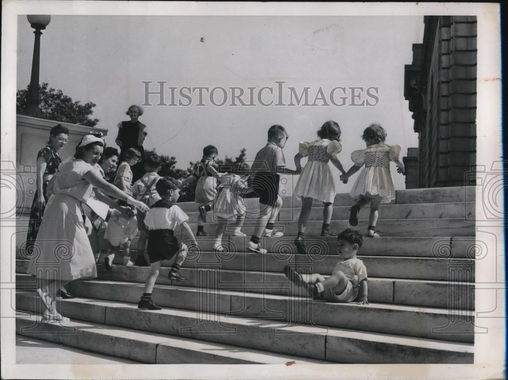 1948 Press Photo Youngster were brought for Consumer Protection at the Capitol - Historic Images