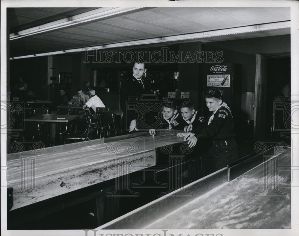 1958 Press Photo of L-R Captain Wesley Lewis Jimmy King, Larry Buckhodlt, and - Historic Images