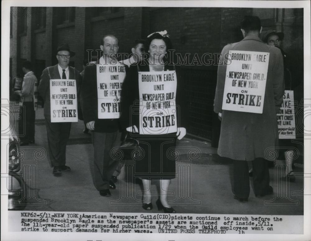 1955 Press Photo American Newspaper Guild on strike for higher wages - Historic Images