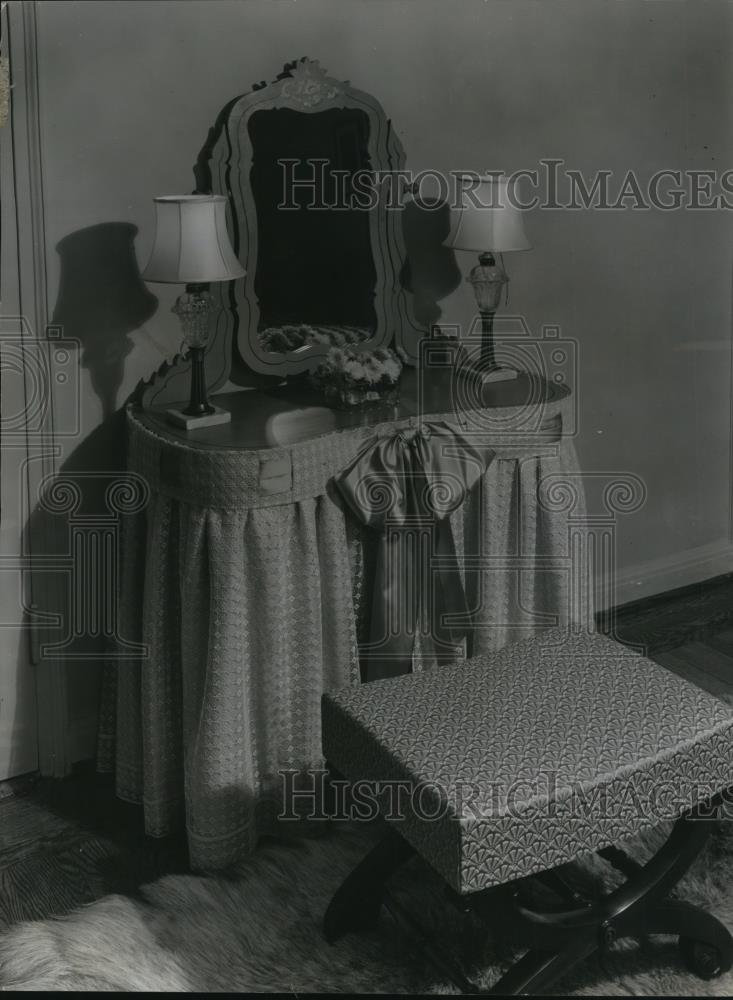 1940 Press Photo A pair of lace net curtain with a bow dressed up a vanity - Historic Images