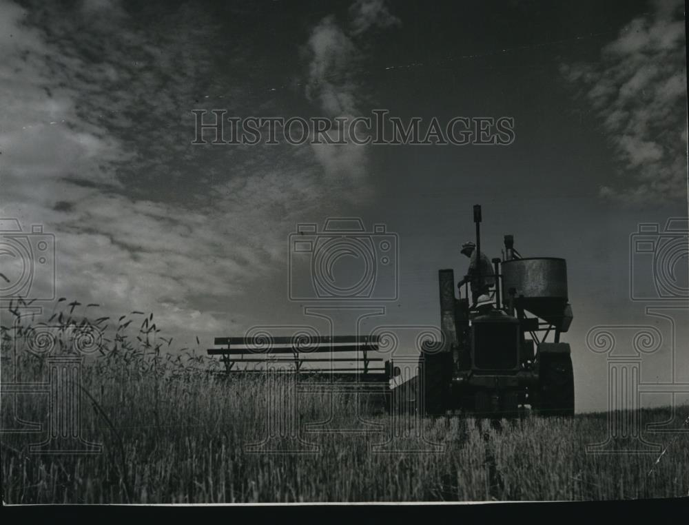 1941 Press Photo of a combine harvesting wheat. - Historic Images