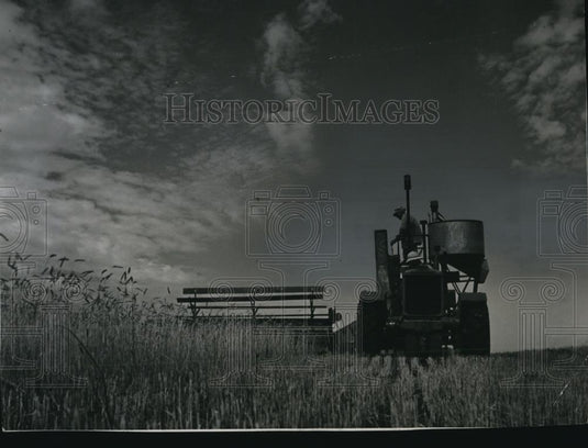 1941 Press Photo of a combine harvesting wheat. - Historic Images