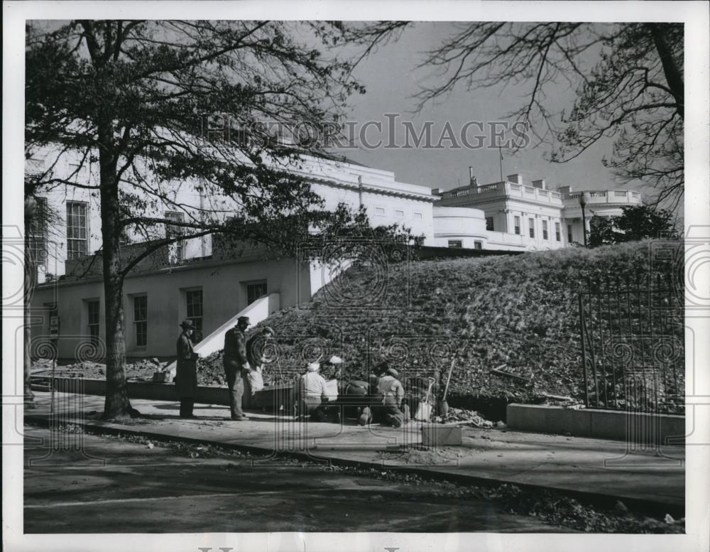 1946 Press Photo Removing a Fence to Prepare for White House Extension - Historic Images