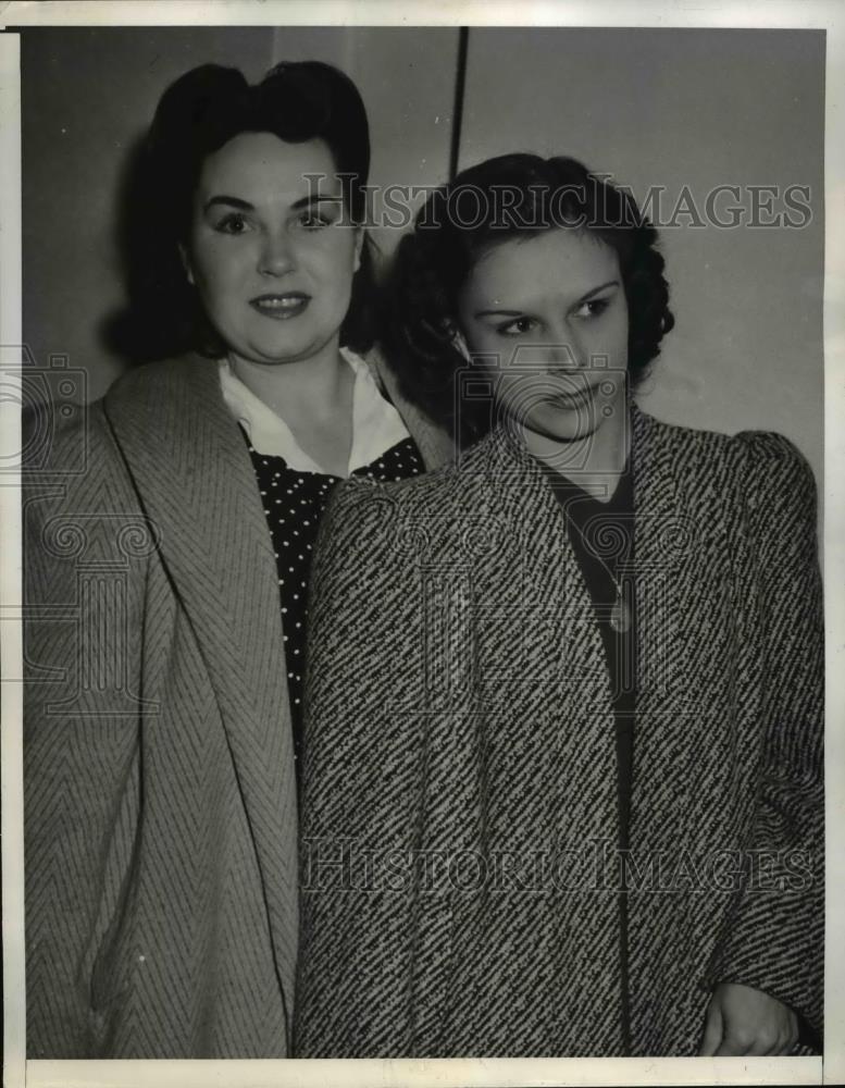 1940 Press Photo Lois Tew and Few Tew on divorce trial by Judge Walter S. Gates - Historic Images