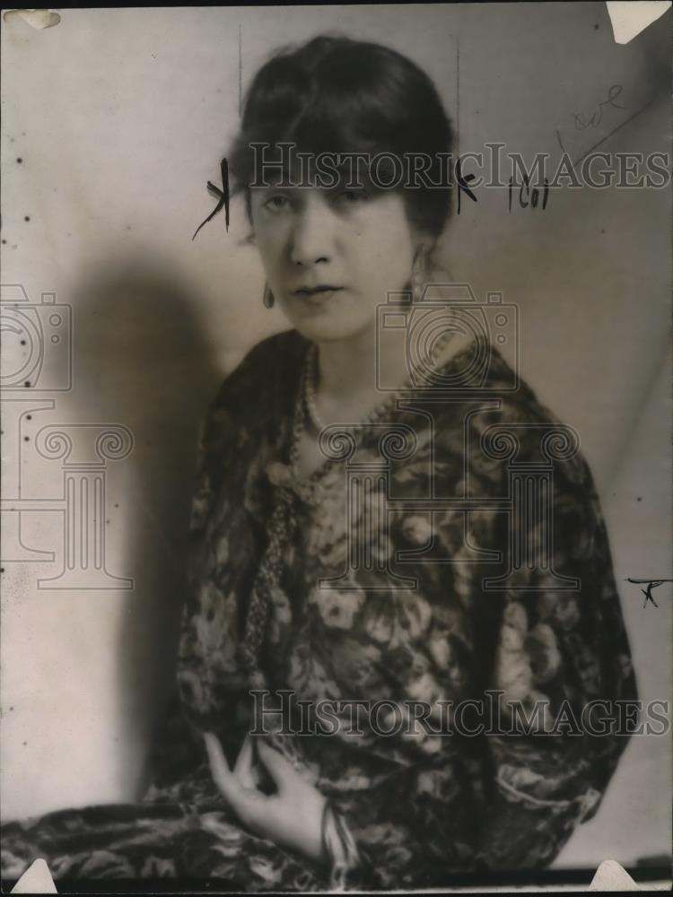 1924 Press Photo Mrs. Frances Thorn posed for a photo opportunity - Historic Images