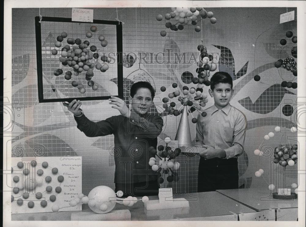 Press Photo Allan Weber, Bob Musial with their Science art project - Historic Images