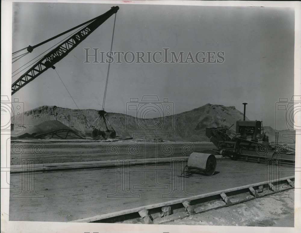 1953 Press Photo Shore Drive pavers goes the last at E. 40th St - Historic Images